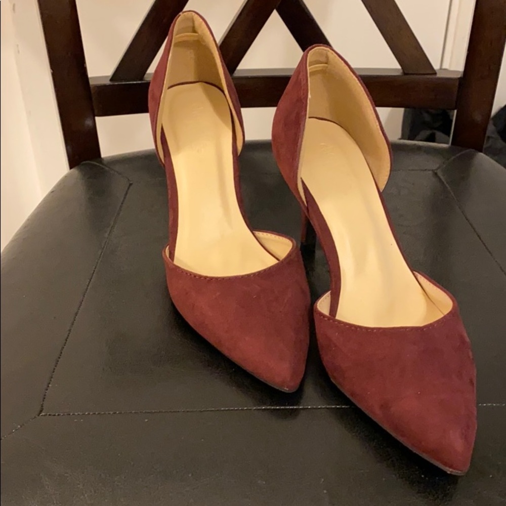 Pointed toe pumps